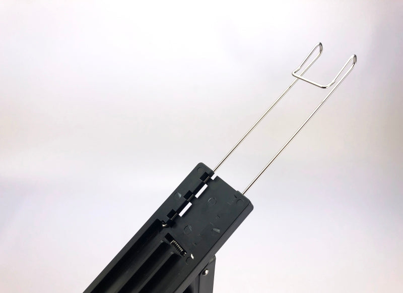 Atril de plástico color negro, diseño tipo trípode, ideal para carpetas, empaque mínimo de 100 piezas. Atril de plástico color negro, diseño tipo trípode, ideal para carpetas, empaque mínimo de 100 piezas.